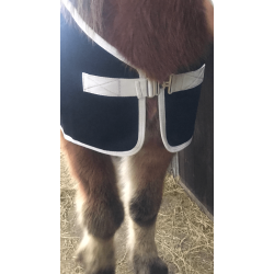 HESTAGALLERY ULL-DEKKEN I SVART/SLV