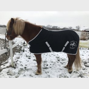 HESTAGALLERY ULL-DEKKEN I SVART/S�LV